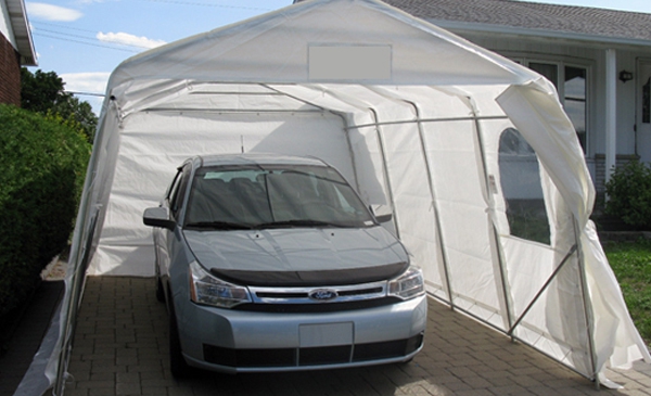 Installation d&rsquo;un abri d&rsquo;auto temporaire pour l&rsquo;hiver