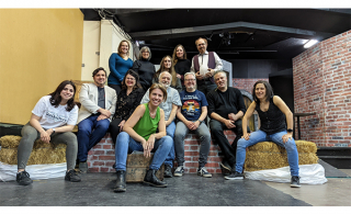 (De gauche à droite) Rangée du haut - Amélie Guay (Lola), Francine Cartier (Denise), Marion Leduc (Marie), Nancy Robillard (Anne) et Luc Dessureault (Le maire).  Rangée du milieu - Yasmina Khalil (Peggy), Réjean Lacoste (Ammos), Céline Roy (Raymonde), Benoit Melançon (Olivier), Marc Blanchette (Paul), Hughe Loiselle (Gaétan) et Stéphanie Gosselin (Yvonne).  Rangée du bas - Michelle Beaudoin (Thérèse) Photo: courtoisie: Gabrielle Labbé 