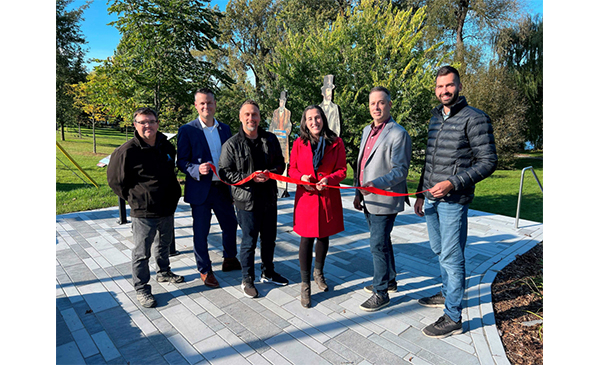 La mairesse Alexandra Labbé a procédé à la coupe de ruban officielle, en compagnie de (gauche à droite) : Luc Martel, chef de la division Sports et plein air au Service loisirs et culture ; Jean-François Auclair, directeur général ; Carl Talbot, conseiller municipal du District du Canton ; Jean-François Molnar, conseiller municipal du District des Grandes-Terres ; Pierre-Olivier Potvin, chef de la division Infrastructures urbaines au Service du génie. (Photo : courtoisie, Ville de Chambly)