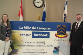 &Eacute;laine Magnan, responsable des communications et Ren&eacute; Fournier, maire de Carignan