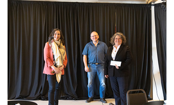 La mairesse de Chambly, Alexandra Labbé accompagnée de Yves Pinet et de Anik Cormier, copropriétaires de la microbrasserie Délires et Délices. (Photo : courtoisie, Ville de Chambly)