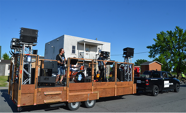 les Frogs lors du d&eacute;fil&eacute; de la F&ecirc;te nationale &agrave; Marieville (Photo: Mathieu Tye)