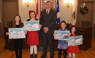 Les lauréates en compagnie de Jean Roy, maire suppléant de Chambly.